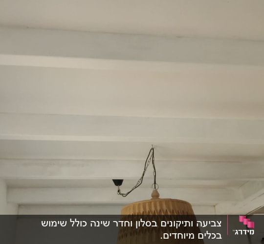מנורה תלויה מהתקרה עם חוט חשמל שחור